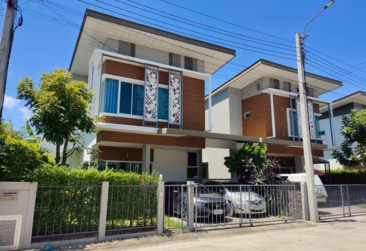 ขายด่วนบ้านแฝดใหญ่ หมู่บ้านเลอนีโอไพร์ม แพรกษา-เทพารักษ์ จังหวัดสมุทรปราการ