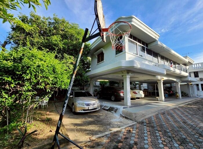 ขายด่วนบ้านพร้อมที่ดินผืนใหญ่ใจกลางเมืองปากน้ำ ใกล้ BTS เพียง 290 เมตร