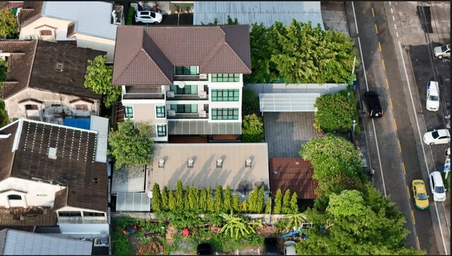 อาคารตึก 4 ชั้น 1 หลัง พร้อมอาคารชั้นเดียว 1 หลัง เนื้อที่ 202 ตา