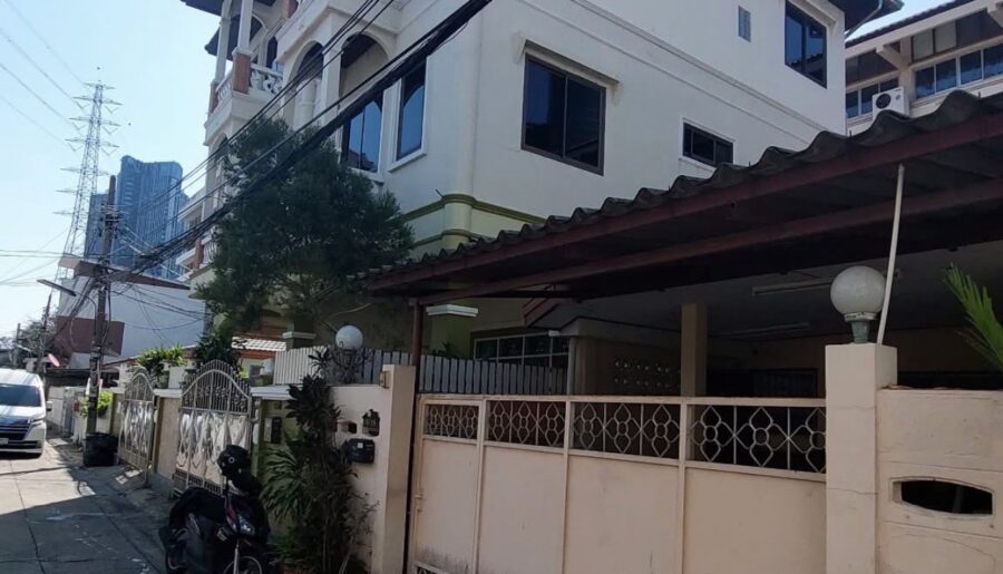 ให้เช่าทาวน์เฮ้าส์ 3 ชั้น45วา 4 ห้องนอน 3ห้องน้ำเฟอร์ครบ ถนนพหลโ